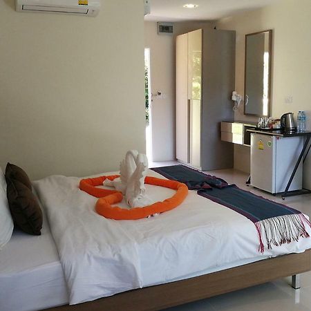 Chomphu Resort Khao Lak Bagian luar foto