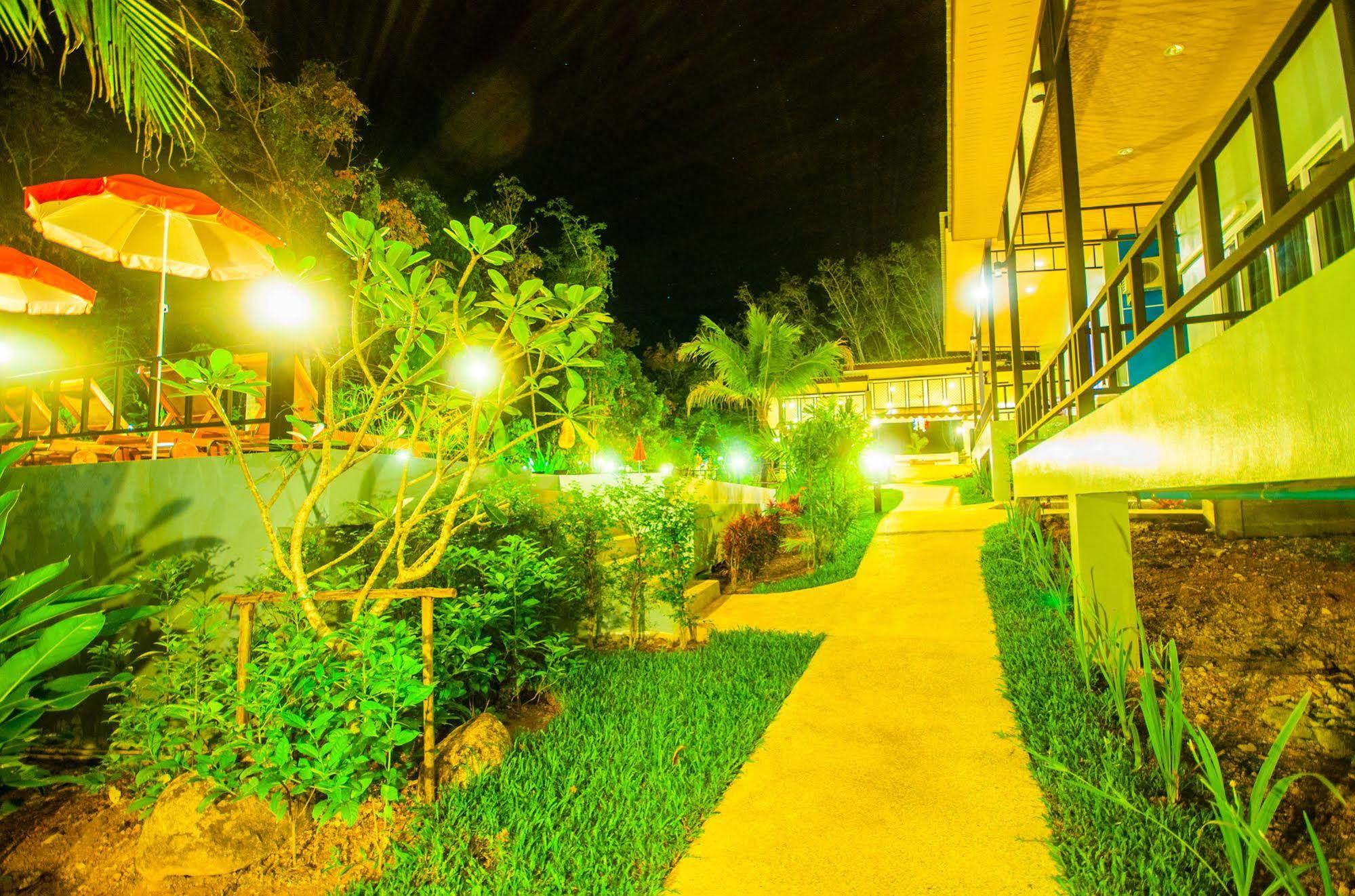 Chomphu Resort Khao Lak Bagian luar foto