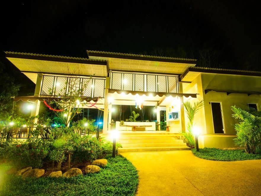 Chomphu Resort Khao Lak Bagian luar foto