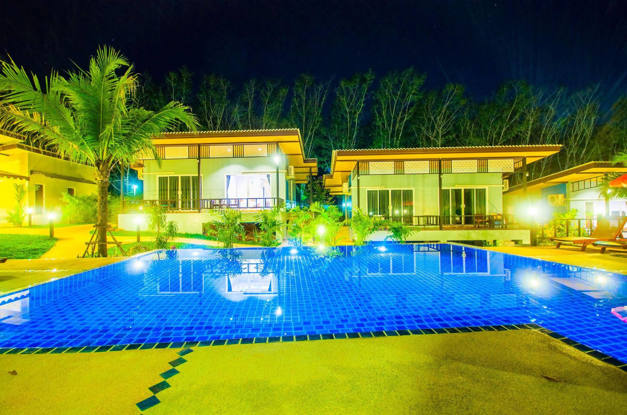 Chomphu Resort Khao Lak Bagian luar foto
