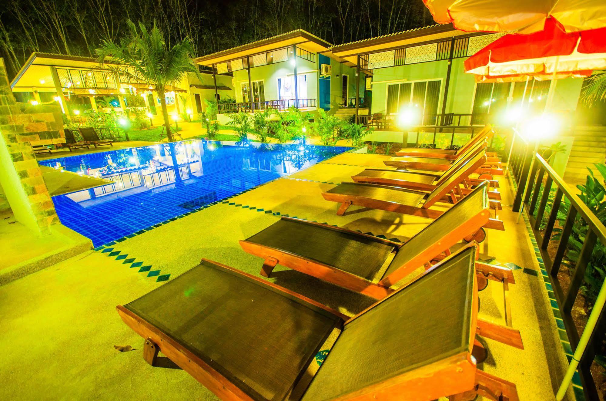 Chomphu Resort Khao Lak Bagian luar foto